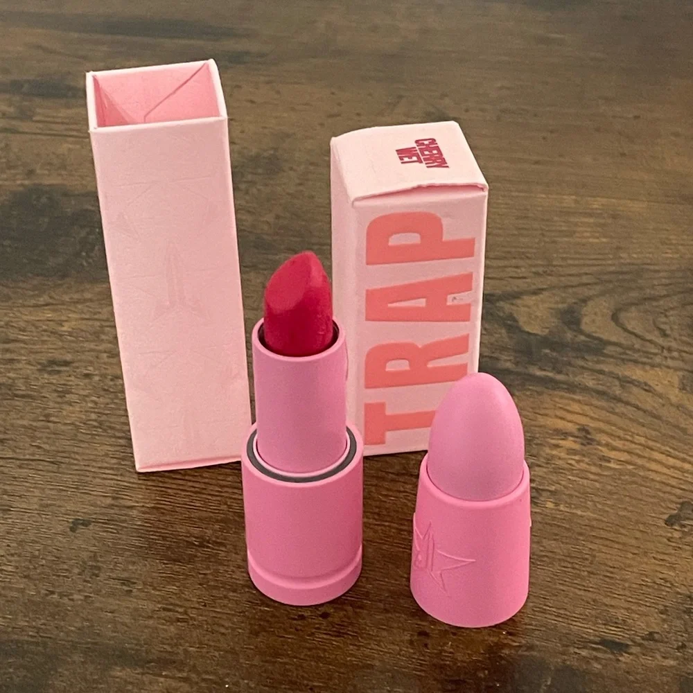 NEW IN BOX * Jeffree Star Velvet Trap Lipstick‎ in Cherry Wet